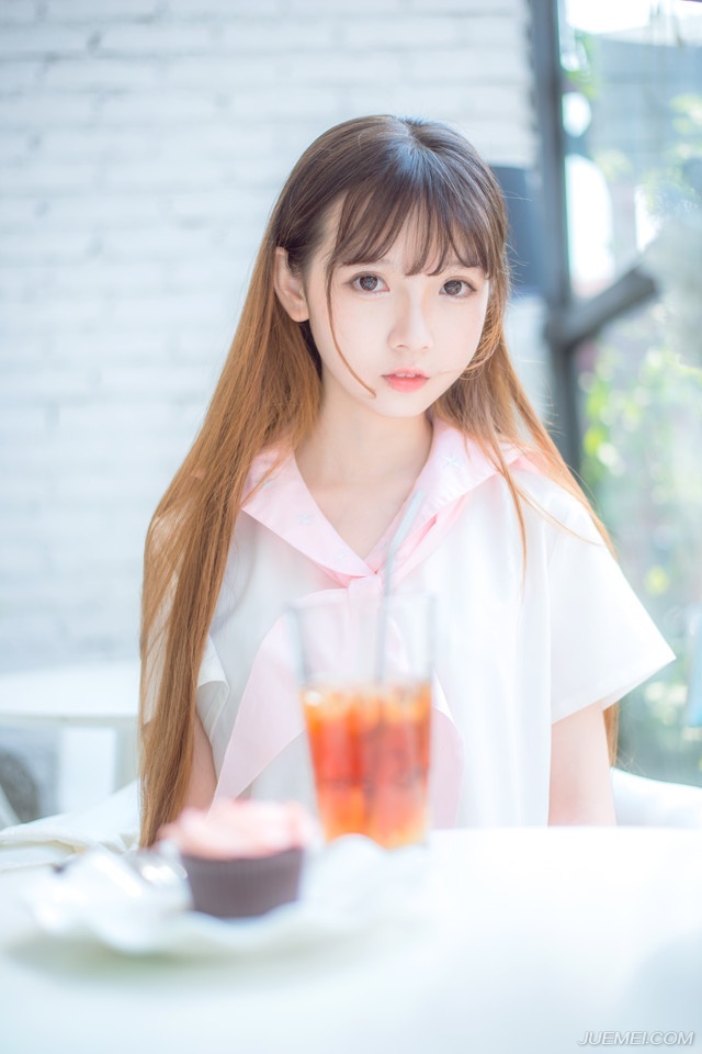 “不成功，便成仁。”吕布默默地点了点头，看了贾诩一眼，叹了口气：“虽然无法认同，至少我们做不到，但这种人，的确让人敬佩，传我命令，让礼部在周瑜葬礼之上，送一份礼物过去，表达一下我军对周瑜的敬意。”